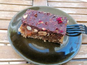 Snickers bar, raw-style with nuts and dates at Mahalo in Groningen