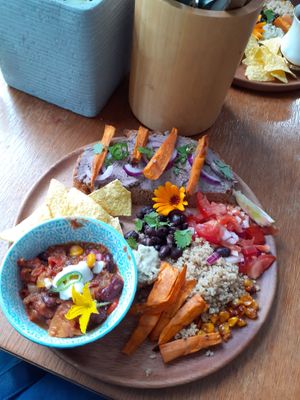 Combo soep + broodje +salade. Heel lekker :P at Mahalo in Groningen