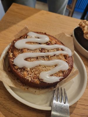 Cinnamon bun at Petit by Sam in Amsterdam