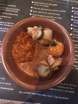 Vegetable pouches with salsa sauce at 't Zusje in Bergen Op Zoom
