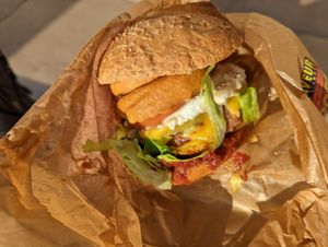 Yummy western burger with onion rings and mayo at VegaSpix in La Ciotat