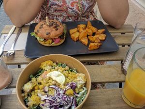 Jackfruit Burger and Buddha Bowl at VegaSpix in La Ciotat