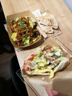 Kebab and salad bowl at Mooi in Brno