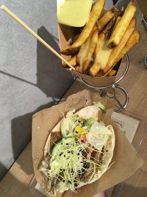 kebab AKROPOLIS + fries at Mooi in Brno