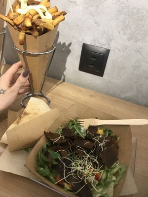 akropolis salad with fries at Mooi in Brno