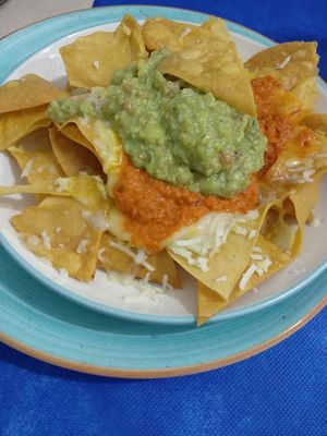 Nachos con queso vegan, guacamole y salsa picante at Duke's in Miliano