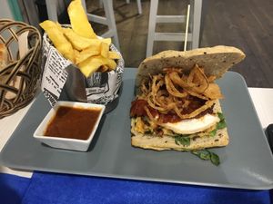 Hamburguesa de calabacín con queso (opción vegetariana, aunque adaptable con queso vegano) at Duke's in Miliano