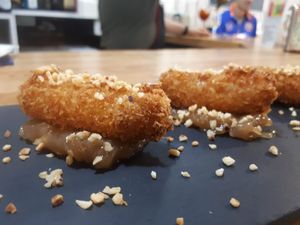 Croquetas gorgonzola, cebolla caramelizada y almendra crujiente at Duke's in Miliano