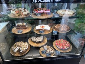 Cakes that are labeled with green dots are vegan at AmaZone Cafe in Moliets