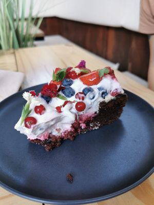 Gâteau chocolat et fruits rouges at AmaZone Cafe in Moliets