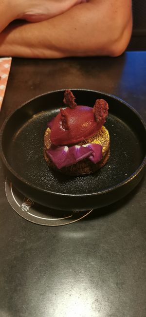 Rode bieten ijs met chocolade amerena cake at Baracca in Leuven