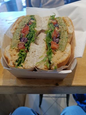 Bagel naturale, burger spinaci e avena, rucola, dadolata di pomodori e olive, crema di ceci #Veganuary at Bagel Road in Verona