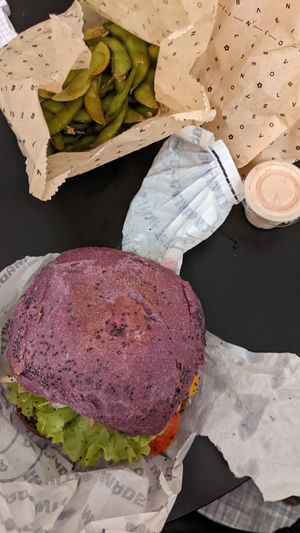 Flower Burger und Edamame als Beilage at Flower Burger in Marseille