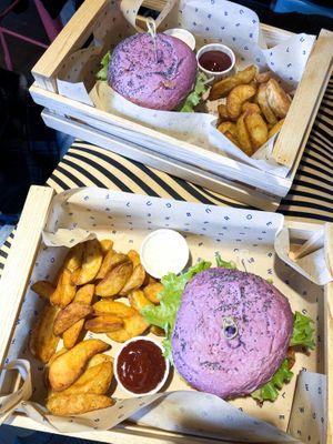 Absolutely delicious burgers and I love these fries at Flower Burger in Marseille