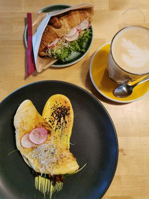 breakfast (smoked sausage crossaint, nomlette, cafe latte) at Rohe in Tallinn