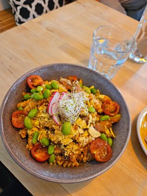 Pasta bowl with vegan chicken at Rohe in Tallinn