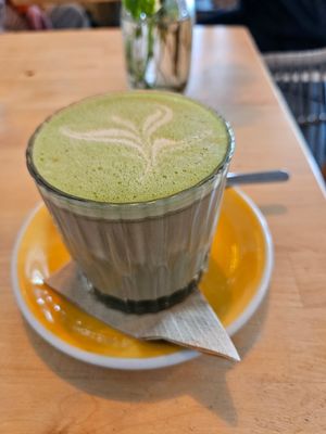 Matcha raspberry chai latte at Rohe in Tallinn