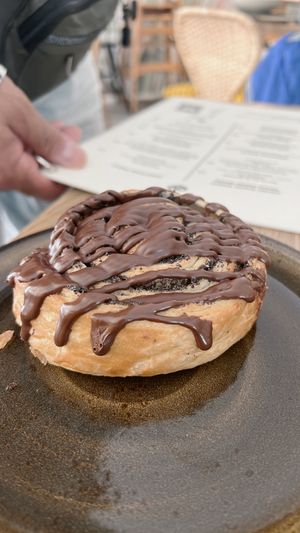 rol de canela con chocolate   at Rohe in Tallinn