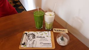 Grüner Smoothie und ein Matcha Latte at Cafe Medusa in Wuppertal