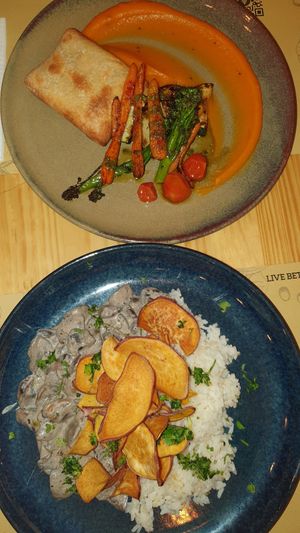 Hojaldrado vegano con TOFU y champiñones con puré de patata dulce y verduras al grill/ strofonoff vegano de cogumelo at Club Life in Porto