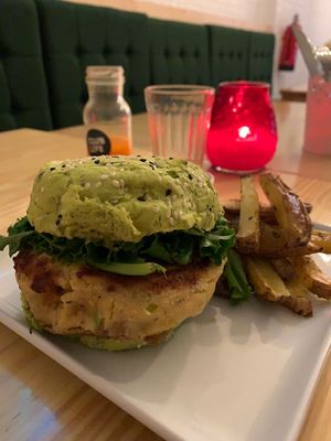 hamburger lentilhas at Club Life in Porto