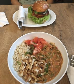 Curry and Burger 😍 at Mihiderka - Dielta in Krakow