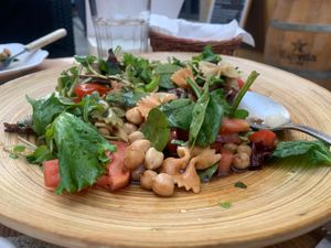 Ensalada de garbanzos con espinacas y pasta    at Balcao 47 in Evora