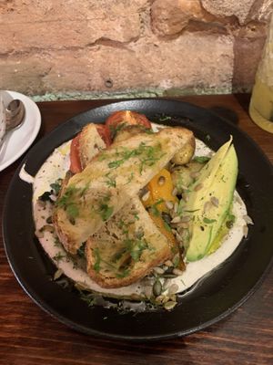 Vegan breakfast bowl at Cremat 11 in Barcelona