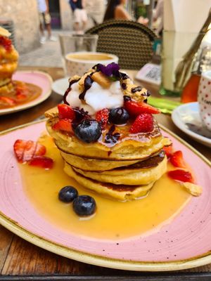 Lemon blueberry pancakes at Cremat 11 in Barcelona