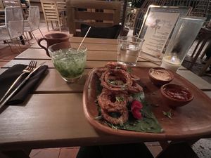 Mojito y aros de cebolla   at Once:Once in Antigua