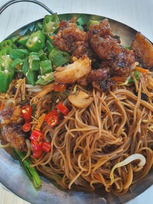 Dried Fried Mee Sua with added Lady fingers and black pepper fish ~ 😍 19/3/21 at Yuan Man vegetarian 缘满素食 in East Singapore