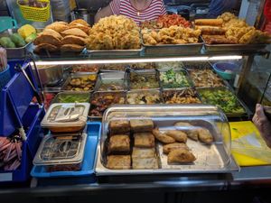 Vegetable choices at Yuan Man vegetarian 缘满素食 in East Singapore