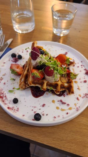Vegan waffles with cashew butter at Little Dancer in Linz