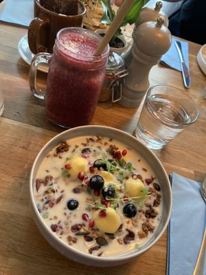 Granola & smoothie  at Little Dancer in Linz