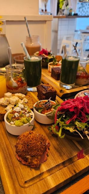 Breakfast Tasting Board (Brownie, Krautsalat, Brot mit veganem Feta,Baked Beans, Dukkah Ei, Guacamole, Saft, Smoothie und Chia Pudding) at Little Dancer in Linz