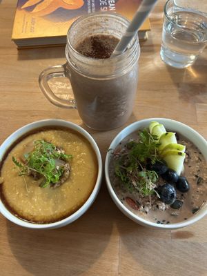 Banane & Erdnussbutter Protein Bombe 7€, Pumpkin Spiced Polenta Porridge klein 6,90€, Bircher Müsli klein 6€
  at Little Dancer in Linz
