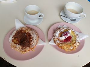 🤤🍩☕️🌿 at Miło bistro in Warsaw