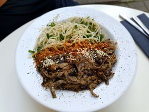 gulasz z grzybów shitake? i czarnej fasoli z makaronem chow mein at Miło bistro in Warsaw