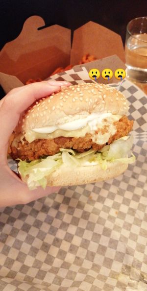 hamburguesa clásica de pollo at Thunder Vegan - Malasaña in Madrid