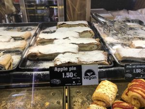 Vegan apple pie at Mamma Mia in Kotor