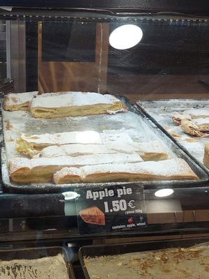 Apple pie on display at Mamma Mia in Kotor