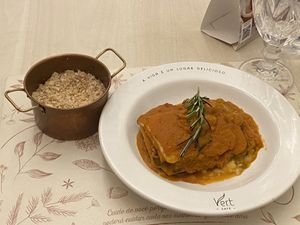 Lasanha de berinjela com azeitonas pretas e queijo vegano acompanhada de farofa de castanhas at Vert Café in Brasilia
