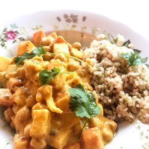 Weekly suggestion; Indian vegan vegetable korma with chickpeas and whole wheat rice. at Natuurelles in Tervuren