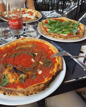 Marinara Pizza (vegan) and two Pizzas with cheese (non-vegan) at La Terrazza di Venere in Capri