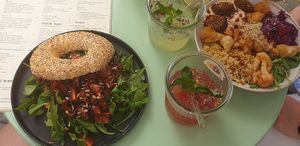 Veganer Bagel und Bowl at LUUC Café in Saarbrucken