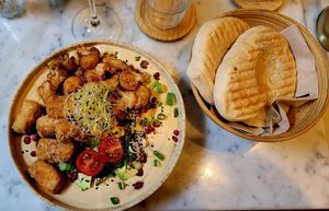 Humus, crispy Tofu, avocado, cauliflower at LUUC Café in Saarbrucken