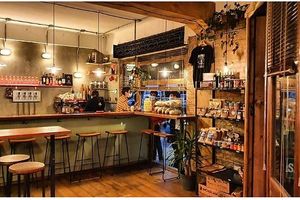 mesas en interior - meson con ventana para pedidos para llevar at Good Nick in Vina Del Mar