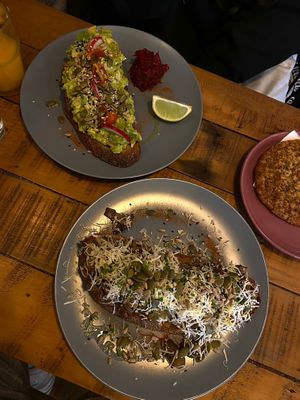 Opciones de Brunch. Smashed avo y Oh Champi. Maravillosa combinación de sabores y bastante generosa la cantidad de ingredientes. Pan fresco y tostado en su punto, crocante.   at Good Nick in Vina Del Mar