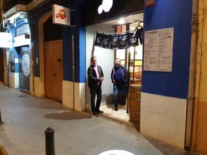 Exterior with hungry customers at Damura in Valencia