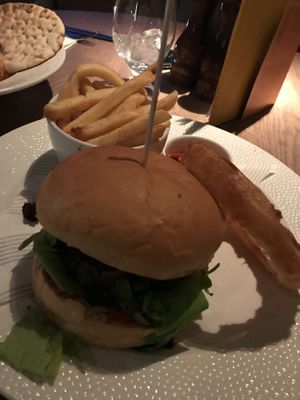 Vegan burger beetroot e cavolfiore at Scott's in Troon